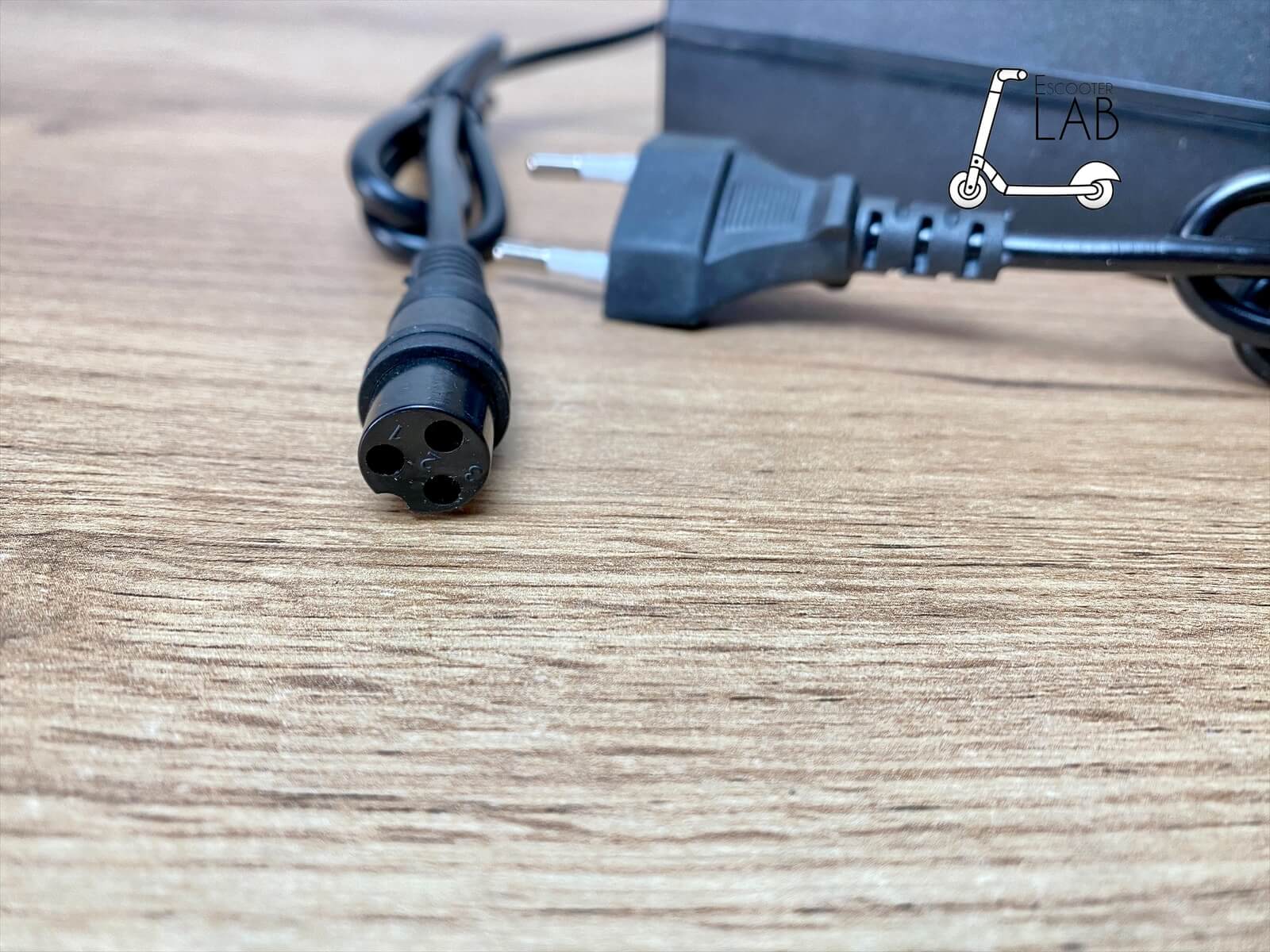 Зарядний пристрій до Kugoo M4, M4 Pro | eScooterLAB